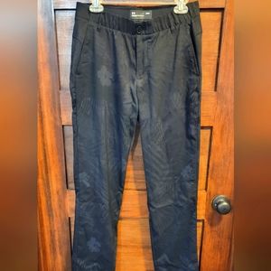 Like new men's 32x34 Under Armour floral patterned golf pants.